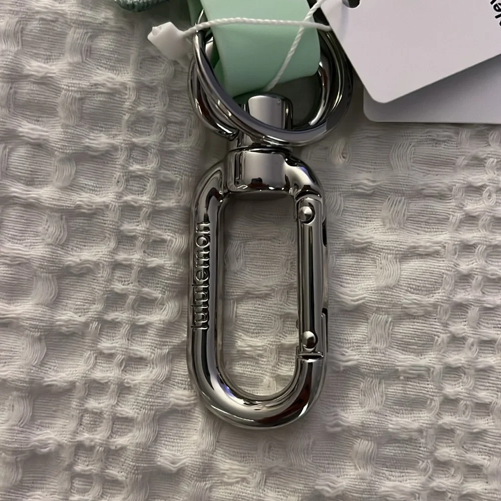 🩵Lululemon mint moment/pitch blue never lost keychain!!!!! NWT!! My fav color🩵 - Picture 4 of 7